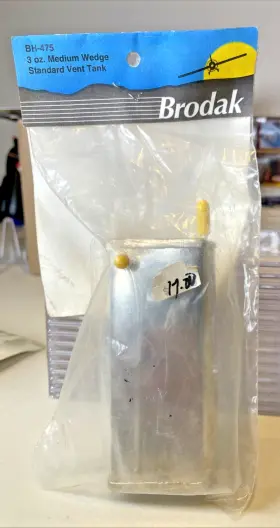 Bh-475 Brodak #bh-475 Standard Vent Medium Wedge Fuel Tank 3 Oz Nos